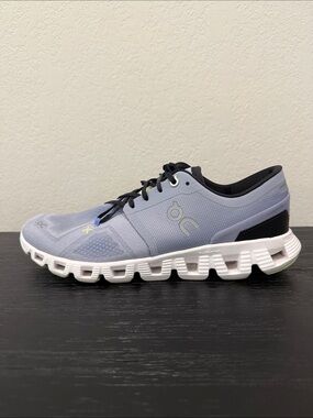 Women’s Size 10 On Running Men's Cloudswift Sneaker in Light Lavender and White